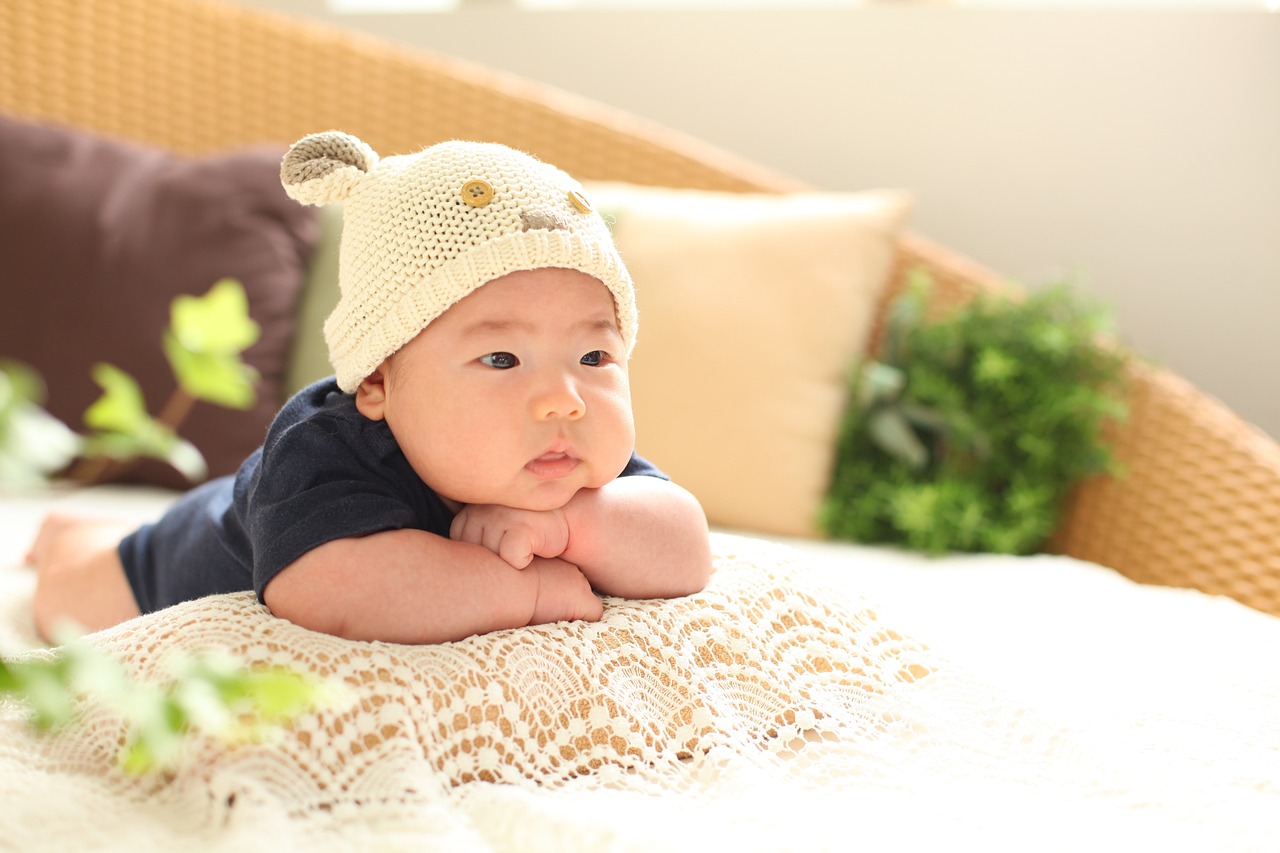 嬰兒哺乳溫馨時刻,最新小孩吃奶視頻大全探索集錦