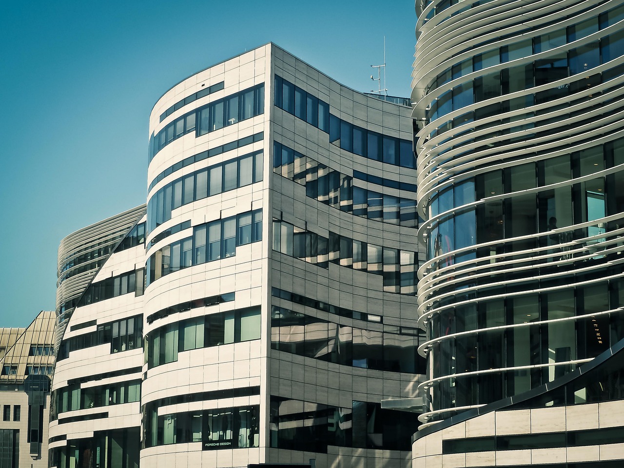 最新商業(yè)信息，對現(xiàn)代商業(yè)發(fā)展的核心作用與深遠(yuǎn)影響